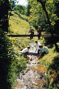 Kinder am Bach